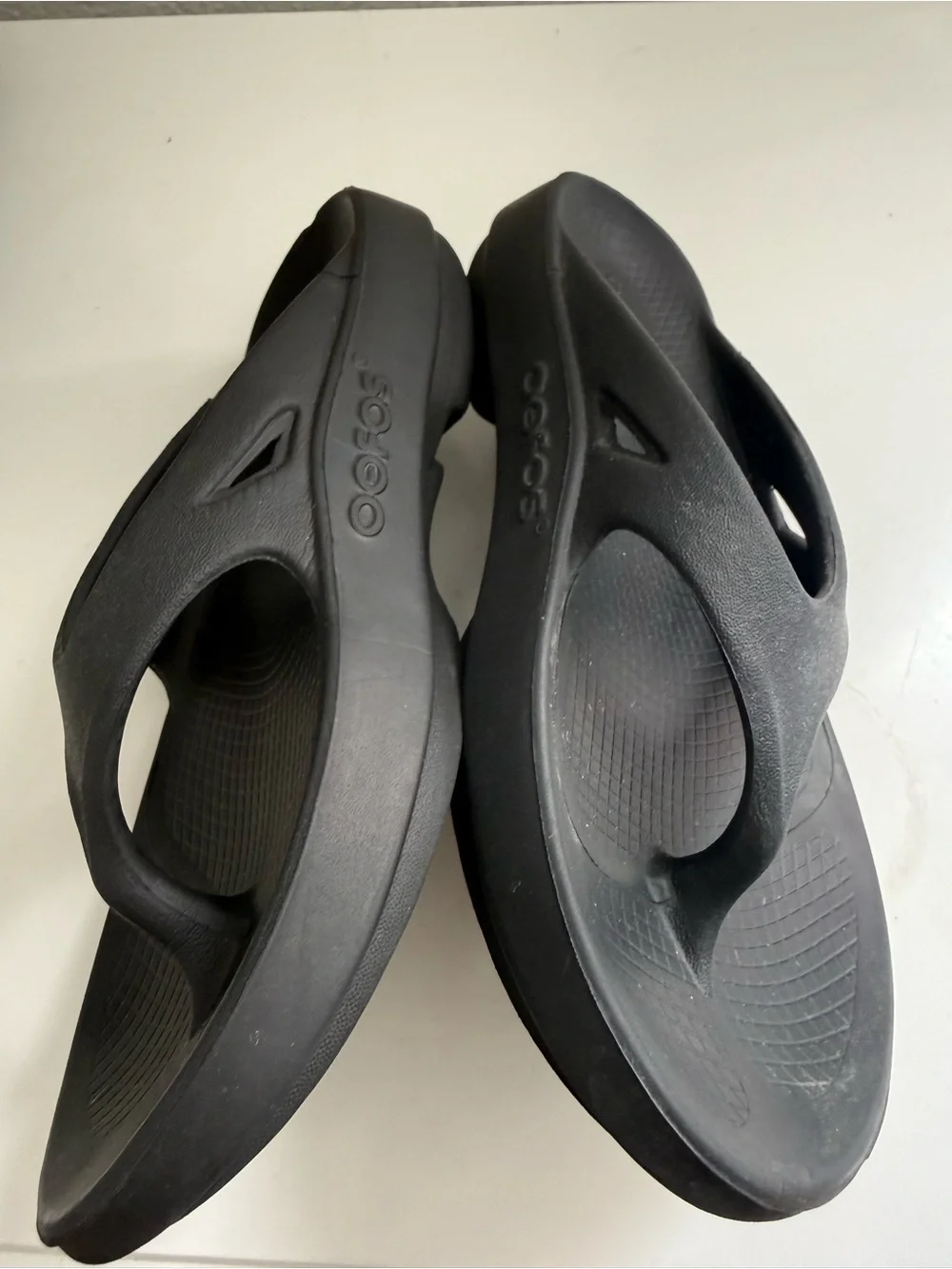 OOFOS Sandals Women size 5 Black Recovery Flip Sandals - Cushioned Foam Thong